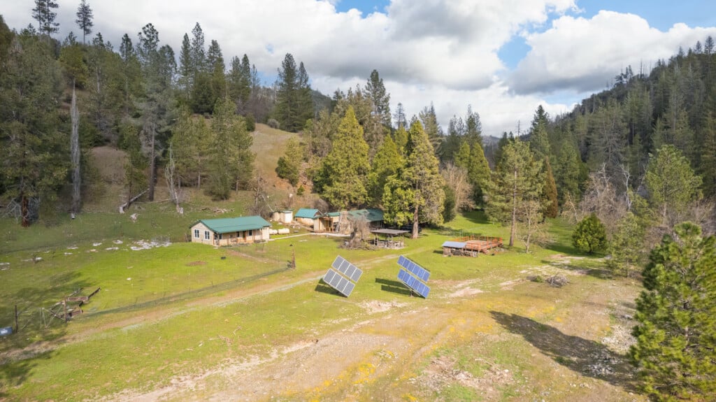 Kowana Valley Cabin, off-grid and secluded retreat near Yosemite