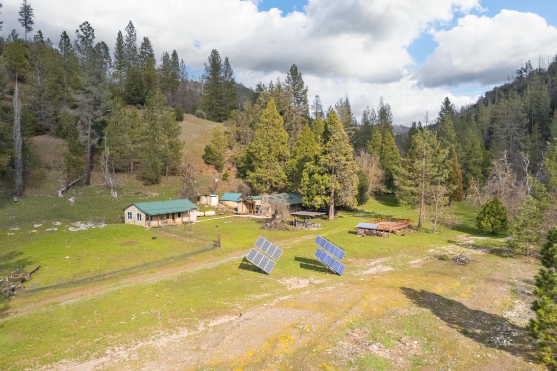 Kowana Valley Cabin, off-grid and secluded retreat near Yosemite