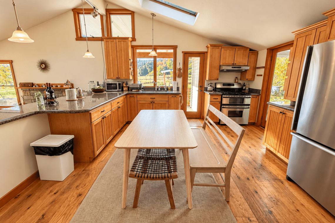 Kowana Valley Cabin Kitchen Dining