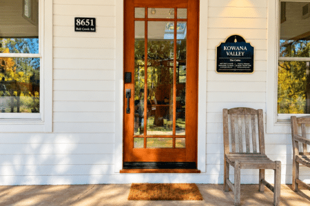 Kowana Valley Cabin front entryway