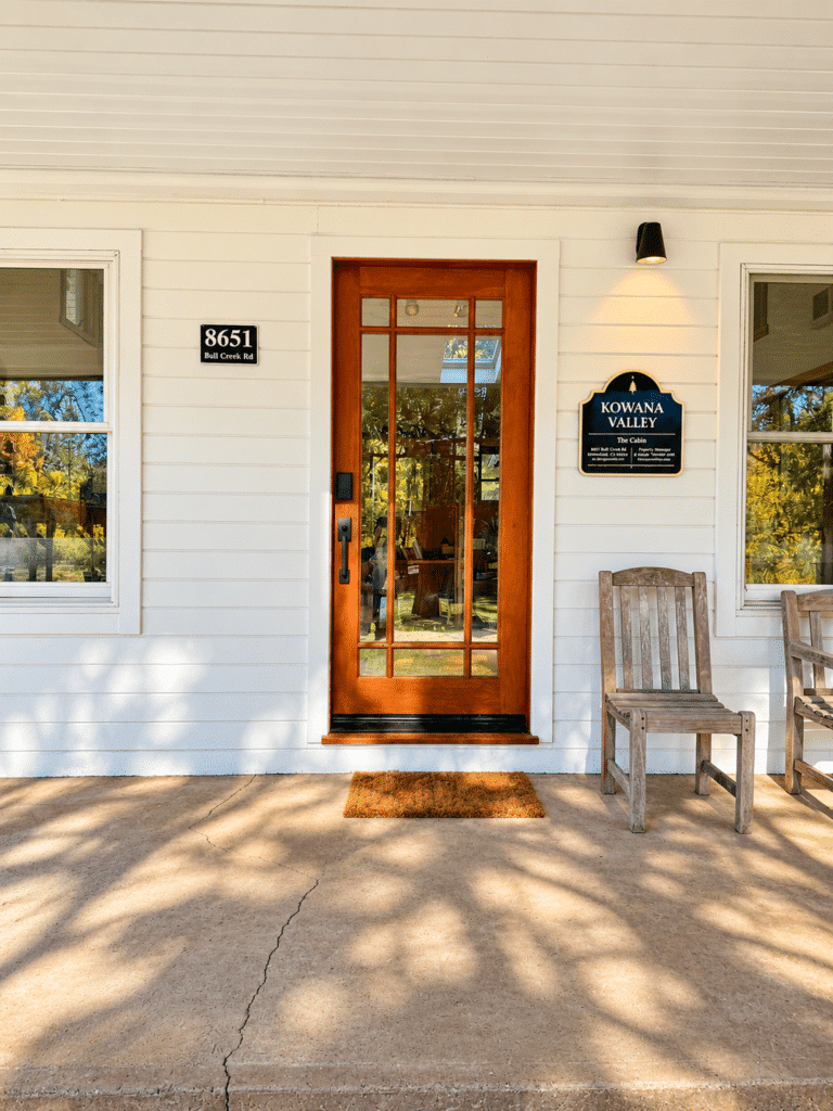 Kowana Valley Cabin front entryway